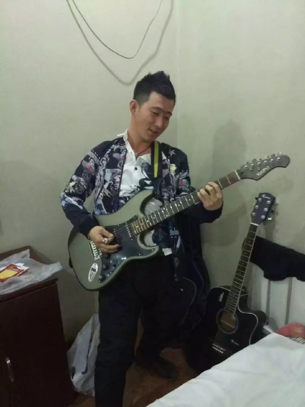 小吉他的第一张照片--嘉兴相亲服务中心