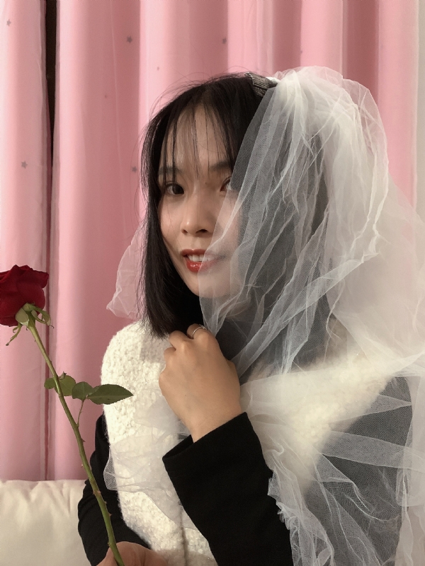 持紫菜包饭的女孩的第一张照片--嘉兴相亲服务中心